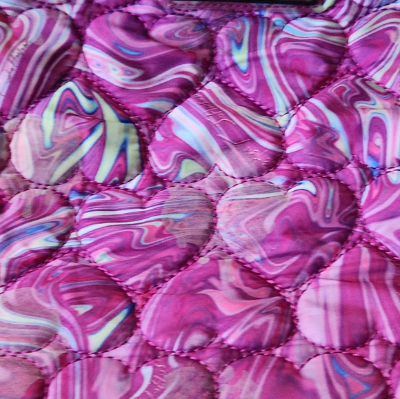 Betsey Johnson | UV COLOR CHANGING Quilted Heart Puffer Totebag - Picture 8 of 15